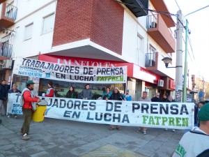 Movilización de trabajadores de Prensa frente a LMNeuquén